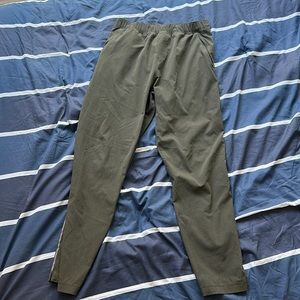 Men’s Lightweight Exercise Pants from Lululemon